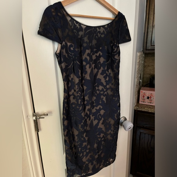 Gorgeous Calvin Klein lace dress! Size 2 - excellent condition! - Picture 4 of 10